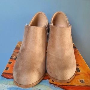 BNIB Bella Vita Tan or Taupe Booties - 7.5m